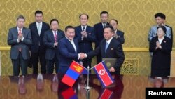 지난해 10월 평양에서 몽골과 북한 대표가 협력관계 교류계획에 합의했다. 그 뒤로 차이야 엘벡도르지 몽골 대통령(왼쪽 세번째)과 김영남 북한 최고 인민회의 상임위원장(왼쪽 네번째)이 서 있다.