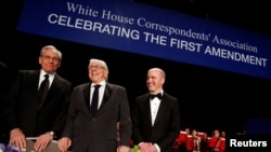 អតីត​អ្នក​កាសែត Washington Post លោក Bob Woodward និងលោក Carl Bernstein ឈរ​ជាមួយ​អ្នកតំណាង​សេតវិមាន​ Jeff Mason នៃ​ទីភ្នាក់ងារ​សារព័ត៌មាន Reuters ក្នុង​រដ្ឋធានី​វ៉ាស៊ីនតោនកាល ពី​ថ្ងៃទី២៩ មេសា ២០១៧។