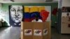 Un hombre da su voto en un simulacro electoral antes de las elecciones regionales de noviembre para gobernadores y alcaldes, el 10 de octubre de 2021.