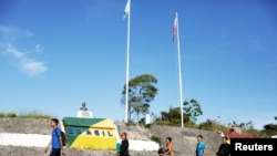 Según cifras de la ONU, más de cinco millones de venezolanos han huido de su país debido a la grave crisis humanitaria. En esta imagen de archivo un grupo de migrantes venezolanos llega al estado brasileño de Roraima, en noviembre de 2017.