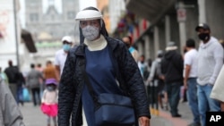 En Quito, Ecuador, una religiosa con mascarilla camina por las calles de la ciudad, el martes 8 de diciembre de 2020.