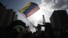 ARCHIVO - Un partidario del presidente y candidato presidencial venezolano Nicolás Maduro ondea una bandera venezolana durante una manifestación en Caracas el 4 de julio de 2024.