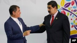 Archivo. El entonces presidente de Ecuador, Rafael Correa, (izq.) y el presidente de Venezuela, Nicolás Maduro, hablan durante la inauguración de la XVII Cumbre del Movimiento de Países No Alineados en Porlamar, Isla de Margarita, Venezuela, septiembre 2016.