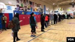 Los votantes en Arlington, Virginia, comenzaron a hacer fila a las 6 de la mañana, hora local, para depositor sus votos en las elecciones de medio período el martes, 6 de noviembre de 2018.