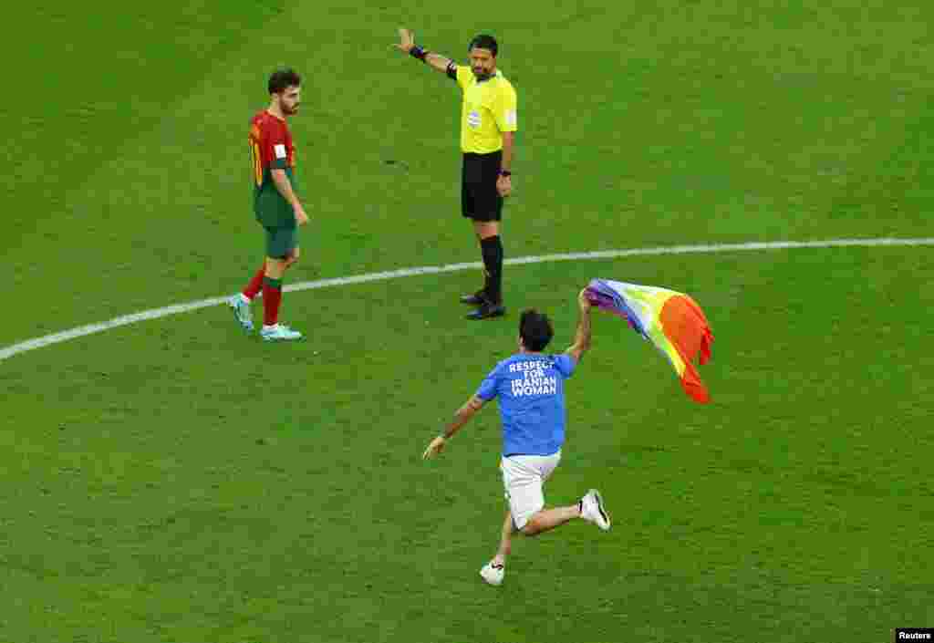 Durante la celebración del encuentro entre Portugal y Uruguay, el 28 de noviembre de 2022, en el estadio de Lusail, en Qatar, un aficionado saltó a la grama con una bandera del arco iris y una camiseta con la leyenda "Respeto para las mujeres iraníes" en la espalda.