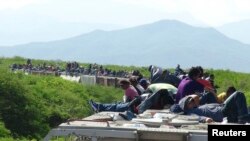 Mavjud qonunlarga ko'ra, AQSh o'z chegarasiga kelgan bolani qaytara olmaydi. Tekshirib, keyin lozim topilsa, deportatsiya qilinadi. Prezident Obama bu qonunni o'zgartirmoqchi. 