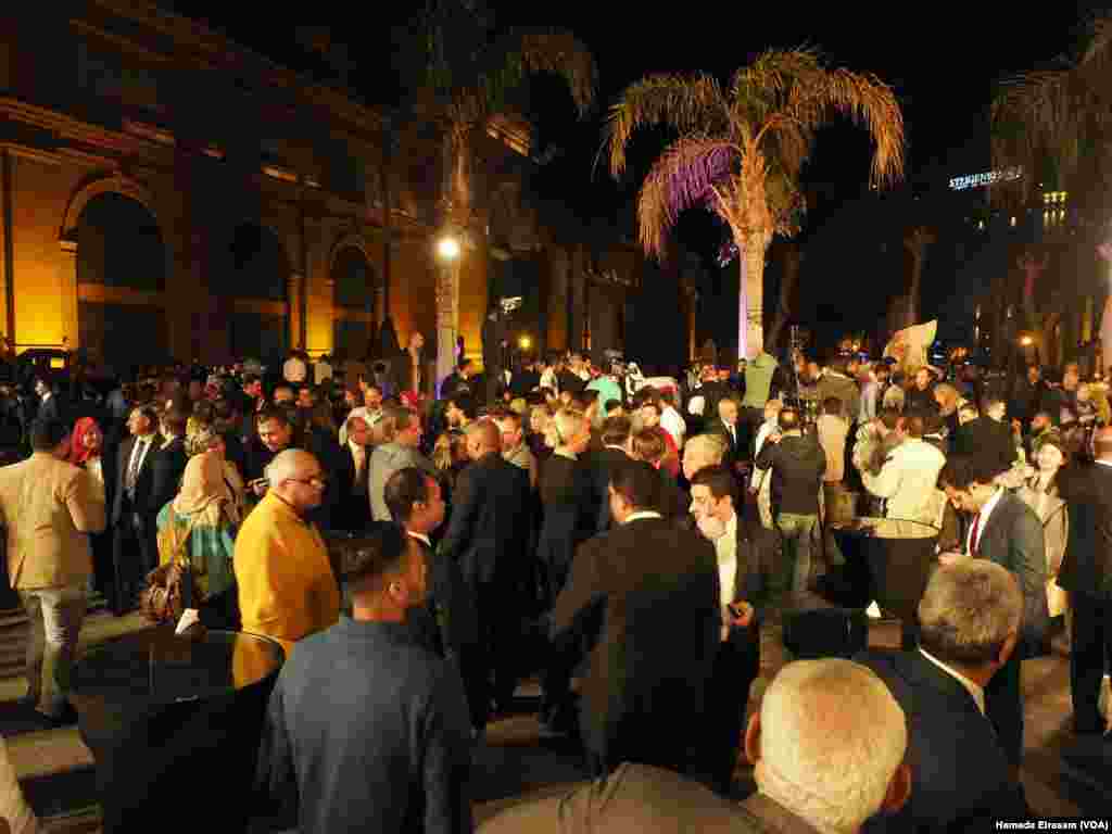 Crowds of ambassadors, tourists and Egyptian visitors gather at the garden of the Egyptian Museum to see the colossus discovered recently in Matarya, which almost certainly depicts Psamtik I, March 16, 2017. (H. Elrasam/VOA)