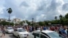 El pueblo se acerca a los autos policiales durante las manifestaciones ocurridas en Cuba el 11 de julio de 2021. En la imagen parte de los sucesos frente al Capitolio de La Habana, la capital.