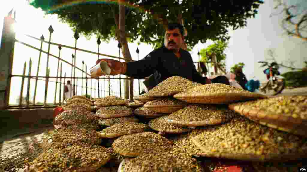 درگاہوں اور قلعے کے باہر پرندوں کی خوارک بھی دستیاب ہوتی ہے۔ لہذٰا زائرین حاضری کے علاوہ ان پرندوں کو دانا بھی ڈالتے ہیں۔ 