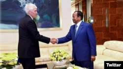 L'ambassadeur des Etats-Unis au Cameroun Peter Henry Barlerin, reçu par le président camerounais Paul Biya à Yaoundé, le 17 mai 2018. (Twitter/président Paul Biya)