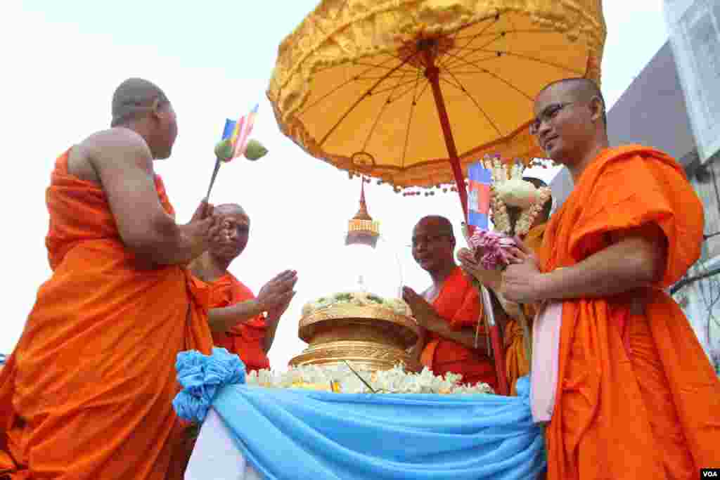 ព្រះសង្ឃនិងអ្នកកាន់ព្រះពុទ្ធសាសនា ១០០០នាក់ដង្ហែក្បួនតាមបែបព្រះពុទ្ធសាសនាក្នុងពិធីវិសាខបូជានៅថ្ងៃទី២០ឧសភាឆ្នាំ២០១៦។ វិសាខបូជាជាពិធីបែបព្រះពុទ្ធសាសនាដ៏សំខាន់ប្រចាំឆ្នាំដើម្បីរំឮកថ្ងៃដែលព្រះពុទ្ធប្រសូត្រ ត្រាស់ដឹង និងចូលបរិនិព្វាន។ (ឡេង ឡែន/VOA)