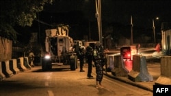 Sejumlah polisi dari misi penjaga perdamaia Uni Afrika di Somalia (AMISOM) berpatroli di jalan di Mogadishu, Somalia, 17 September 2019. Negara itu bersiap menghadapi serangan militan Al-Shabab menjelang pemilu tahun ini.