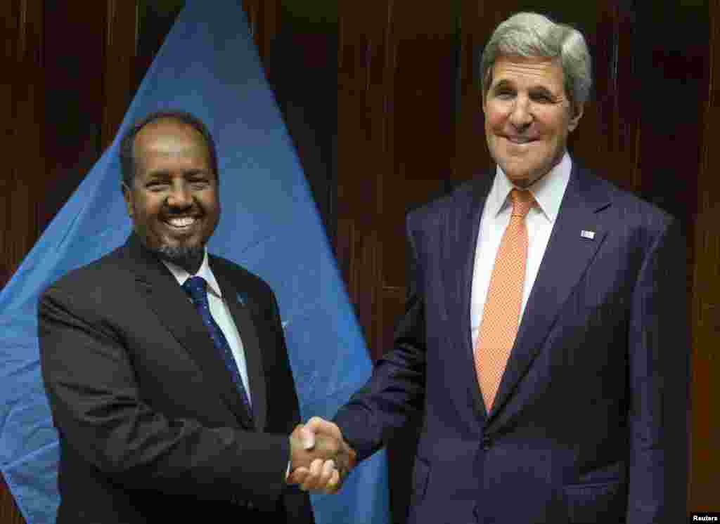 Jon Kerri (o'ngda) Somali prezidenti Hassan Shayx Mahmud bilan Addis-Abeba xalqaro aeroportida ko'rishmoqda, 3-may, 2014-yil.