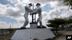Fotografía de archivo de una estatua referente a trabajadores petroleros en Cabimas, Venezuela, tomada en julio de 2019. El alivio de sanciones económicas de Estados Unidos contra la industria petrolera favorecerá a la economía de Venezuela en 2024, afirman expertos.