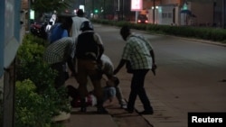 Dalam foto dari sebuah video, seorang korban luka sedang dievakuasi menyusul serangan oleh sekelompok orang bersenjata di sebuah restoran di Ouagadougou, Burkina Faso, 13 Agustus 2017.