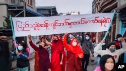 សកម្មជន​ និង​ព្រះសង្ឃ​ចូលរួមធ្វើ​បាតុកម្ម​តវ៉ា​ប្រឆាំង​នឹង​រដ្ឋាភិបាល​យោធា នៅទីក្រុង​ Mandalay ប្រទេស​មីយ៉ាន់ម៉ា ថ្ងៃទី១ ខែកុម្ភៈ​ ឆ្នាំ២០២២។ 