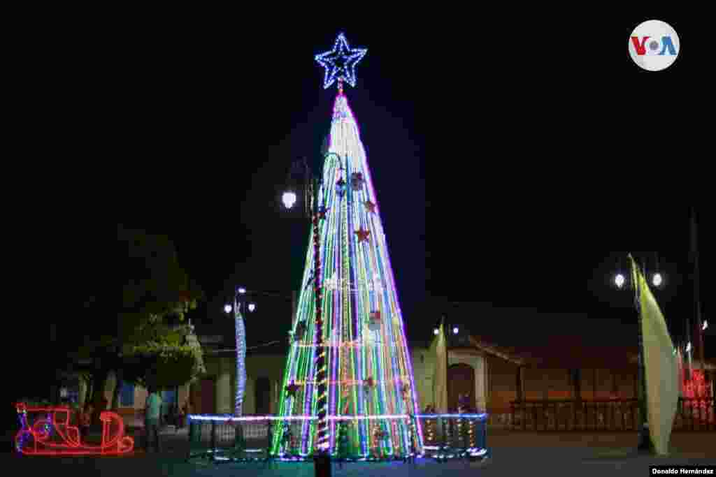 Las fiestas decembrinas son una tradición en Nicaragua, como en el resto de países de Centroamérica. En la foto árbol de Navidad en la ciudad de Granada, Nicaragua. Foto Donaldo Hernández/VOA.