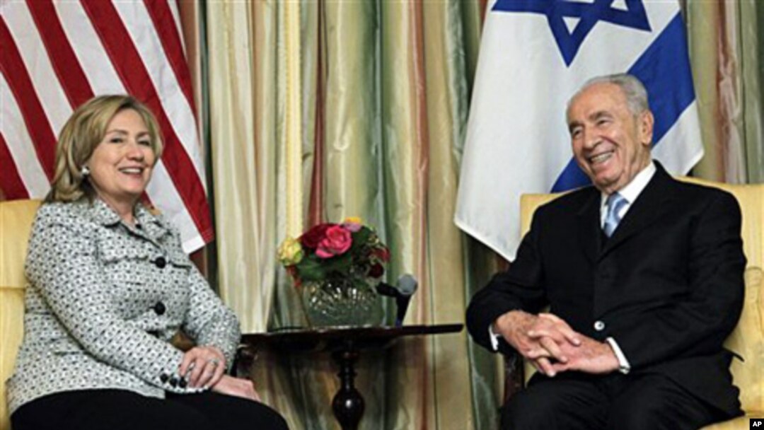 US Secretary of State Hillary Rodham Clinton (l) and Israeli President Shimon Peres meet at the Blair House in Washington, April 4, 2011