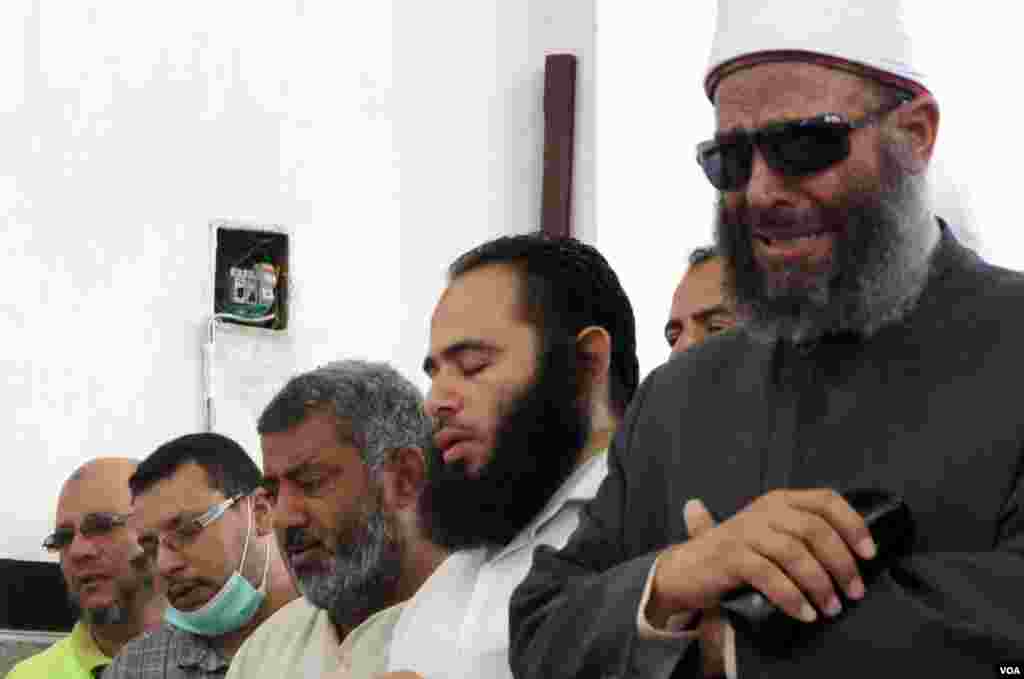 Seorang sheikh memimpin shalat jenazah di kamar mayat darurat di masjid Rabia el-Adawiya di Kairo (27/7). (VOA/Elizabeth Arrott).