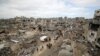 Palestinci prolaze pored srušenih zgrada u gradu Gaza, 6. februar 2025. (Foto: REUTERS/Dawoud Abu Alkas)