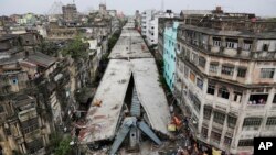 Jembatan runtuh di Kolkata, India, 1 April 2016.
