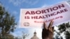 Seorang pendukung hak-hak reproduksi memegang plakat di luar gedung Texas State Capitol selama Women's March nasional, yang diadakan setelah Texas meluncurkan prosedur aborsi dan akses ke obat-obatan pemicu aborsi. (Foto: Reuters)