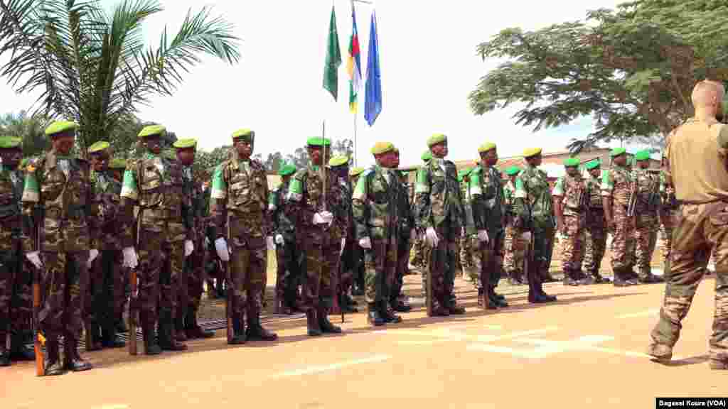 Les éléments de la MISCA, la force de l’Union Africaine en Centrafrique lors de la cérémonie leur rendant hommage le 13 septembre 2014 au camp Mpoko de Bangui, RCA.