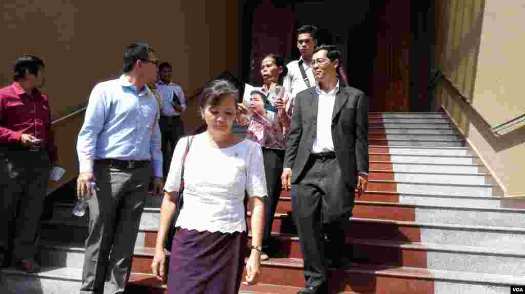 លោកស្រី មូរ សុខហួរ អ្នកតំណាងរាស្រ្តគណបក្សសង្គ្រោះជាតិនិងសហការីដើរចេញពីបន្ទប់សវនាការបន្ទាប់ពីចៅក្រមហាមឃាត់មិនឱ្យចូលរួម។