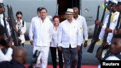 El presidente colombiano Gustavo Petro camina acompañado de Leslie Voltaire, presidente del Consejo de Transición de Haití, a su llegada para una visita oficial donde tendrán un consejo binacional de ministros en Jacmel, Haití el 22 de enero de 2025.