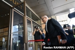 Mantan Menteri Perhubungan Singapura S. Iswaran tiba di Mahkamah Agung di Singapura pada 24 September 2024. (Foto: Roslan RAHMAN/AFP)