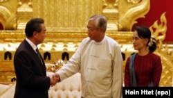 ၂၀၁၆ဧပြီလတုန်းက တရုတ်နိုင်ငံခြားရေး ဝန်ကြီးWang Yi ၊ သမ္မတ ဦးထင်ကျော်၊ နိုင်ငံတော်အတိုင်ပင်ခံတို့နှင့် တွေ့ဆုံစဉ် 