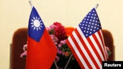 美国和台湾国旗并排摆放 