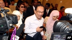 Pemimpin oposisi Malaysia, Anwar Ibrahim (tengah), diba di pengadilan di Putrajaya, Malaysia, Selasa (10/2). 