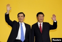 中国国家主席习近平和台湾总统马英九在2015年11月7日的新加坡峰会上向媒体记者挥手致意。