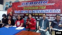 Sejumlah perwakilan organisasi buruh saat menggelar konferensi pers penolakan rencana revisi UU Ketenagakerjaan di kantor LBH Jakarta, Rabu (10/7). (Foto: VOA/Sasmito)
