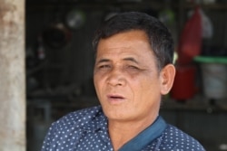លោក អាន រួន ជនរងគ្រោះ​ដោយសារ​ការវាយ​ដំ​ពី​សំណាក់​កម្លាំង​ប៉េអឹម ខេត្តបន្ទាយមានជ័យ​និយាយ​ថា ជនរងគ្រោះ​ស្លាប់ គឺ​លោក ទុយ ស្រស់ ត្រូវ​បាន​វាយ​រហូត​ដល់​វង្វេងស្មារតី និង​សន្លប់។ (ស៊ុន ណារិន/VOA)