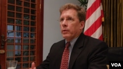 រូបឯកសារ៖ លោក​ Patrick Murphy ឧបការីរង​រដ្ឋមន្ត្រី​ការបរទេស​សហរដ្ឋ​អាមេរិក (​ទទួល​បន្ទុក​កិច្ចការ​អាស៊ី​អាគ្នេយ៍) ថ្លែង​ទៅកាន់​អ្នក​សារ​ព័ត៌មាន​អំពីទំនាក់​ទំនង​សហរដ្ឋ​អាមេរិក​ និង​កម្ពុជា​ នៅ​ភ្នំពេញ​ ថ្ងៃ​ទី​ ២៥​ ខែ​មេសា​ ឆ្នាំ២០១៧​។ (ខាន់​ សុ​គុំ​មនោ/VOA)