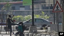Des policiers arrêtent un manifestant au péage de Lekki à Lagos, au Nigeria, mercredi 21 octobre 2020.