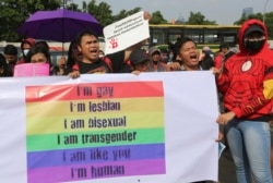 Para aktivis LGBTQ melakukan aksi unjuk rasa memperjuangkan hak-hak kelompok LGBTQ di Jakarta. (Foto: AP)