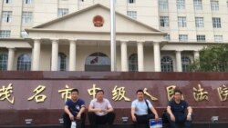 2021年4月15日，辩护人包龙军、谢阳、任全牛、覃臣寿（左至右）到茂名市中院提出排除非法证据、要求侦查人员出庭作证等请求。（包龙军推特图片）