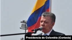 El presidente de Colombmia, Juan Manuel Santos, habló el viernes, 13 de abril, de 2018, a su llegada a Lima, Perú, para la Cumbre de las Américas.