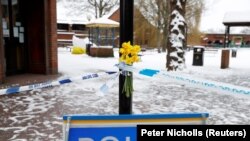 U.K., March 19, 2018 -- Flowers are left at the cordon near the tent covering the park bench where former Russian intelligence officer Sergei Skripal and his daughter Yulia were found poisoned in Salisbury, Britain.