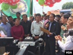 លោក​ អាត់​ ធន់​ប្រធាន​សហភាពការងារ​កម្ពុជានៅខាងស្តាំដៃថ្លែង​ក្នុងពេល​ប្រគល់ញត្តិ​របស់​សហជីពទាមទារឲ្យការ​គោរព​សិទ្ធិកម្មករ​ ដល់​អ្នកស្រី​ឡោក​ ខេង​តំណាង​រាស្ត្រគណបក្ស​ប្រជាជន​កម្ពុជា​នៅខាង​ឆ្វេងដៃ នៅថ្ងៃ​ប្រារព្ធ​ទិវា​ពលកម្ម​អន្តរជាតិ​ថ្ងៃ​ទី​១​ ខែ​ឧសភា ឆ្នាំ​២០១៨​ នៅក្នុង​ទីក្រុង​ភ្នំពេញ​។ (ហ៊ុល​ រស្មី​/VOA)