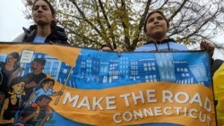 Flor, una estudiante de secundaria y otra compañera de escuela viajaron desde Connecticut a Washington DC para expresar su apoyo a la renovación del DACA.