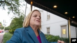 La Representante Ileana Ros-Lehtinen llega a una reunión del Partido Republicano a puerta cerrada en el Capitolio en Washington, el 13 de junio de 2018.