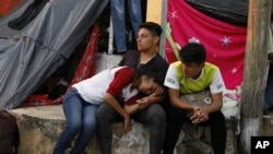 Migrantes centroamericanos descansan mientras una caravana de miles de personas avanzan lentamente hacia la frontera de los EE. UU. para pasar la noche en Pijijiapan, estado de Chiapas, México, el jueves 25 de octubre de 2018.