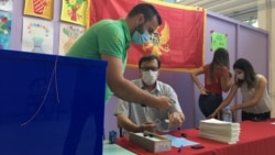 Pripreme za otvaranje biračkog mesta u Podgorici pred početak glasanja na izborima u Crnoj Gori (Foto: VOA/Predrag Milić)