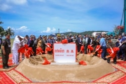 Pejabat China dan Kamboja melakukan pencangkulan pertama dalam proyek renovasi Pangkalan Angkatan Laut Ream, June 8, 2022. (Cambodia's Fresh News via AP)