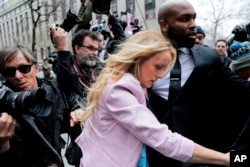 Stormy Daniels llega a una corte federal a mediados de abril.