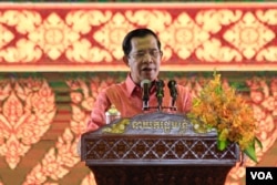 លោក​ នាយក​រដ្ឋមន្ត្រី ហ៊ុន សែន​ ថ្លែង​ទៅកាន់​មហាជន​ ក្នុង​ពិធី​អបអរសាទរ​ការដាក់ប្រាសាទ​សំបូរ​ព្រៃគុក​ ក្នុង​បញ្ជីបេតិកភណ្ឌពិភពលោក​ នៅរាជធានីភ្នំពេញ​ នៅថ្ងៃទី​១៧​ ខែកក្កដា ឆ្នាំ​២០១៧។ (អូន​ ឆេងប៉រ/​ VOA)
